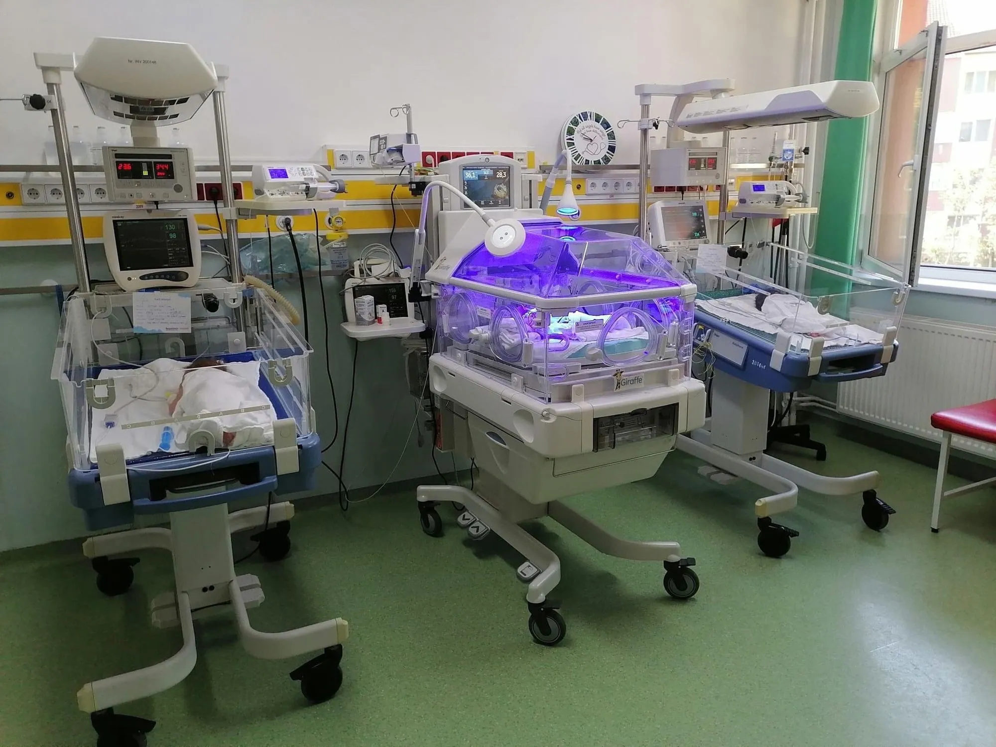Salonul de terapie intensivă neonatală, cu incubatoare și lămpi de fototerapie