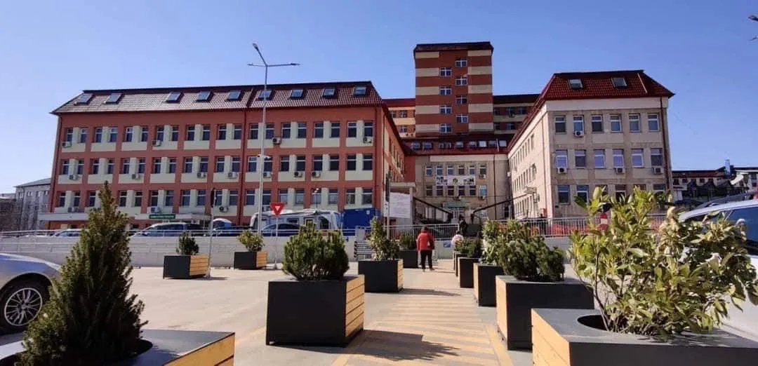 Intrarea principală a spitalului, str. Simion Bărnuțiu nr. 67